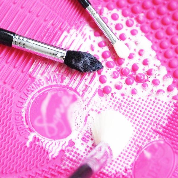 Health & Beauty - Multi-Textured Make Up Beauty Brush Cleaning Mat